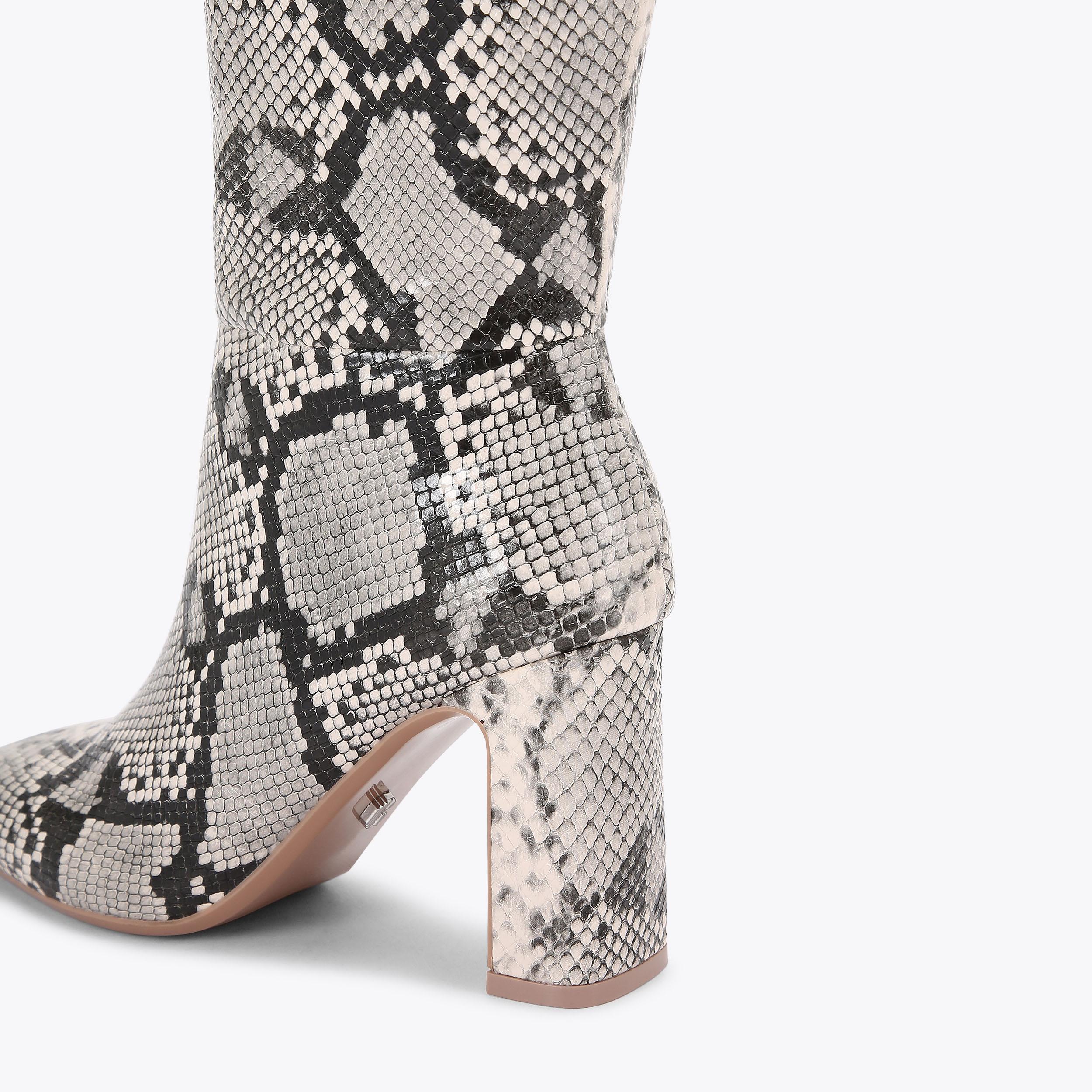 jackpot-knee-black-white-snake