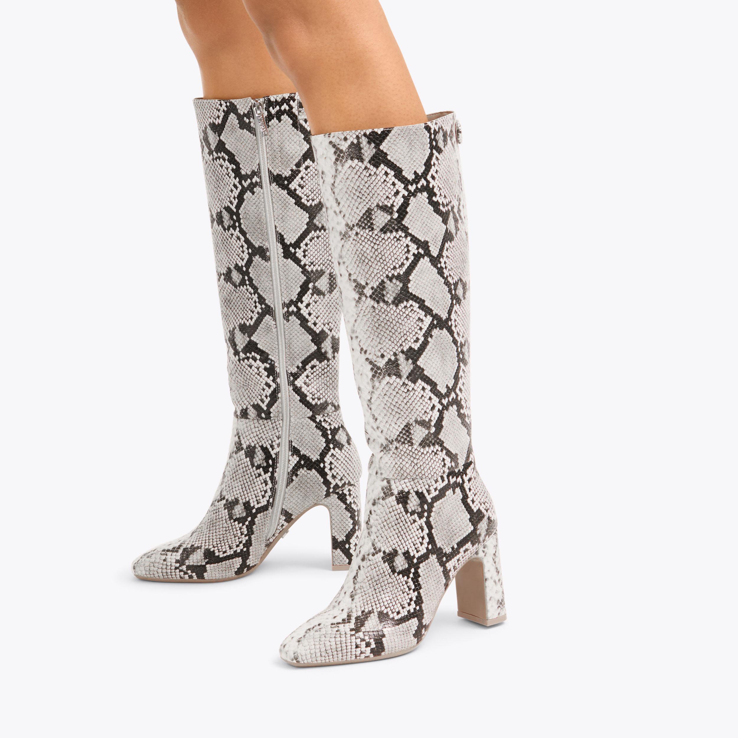 jackpot-knee-black-white-snake