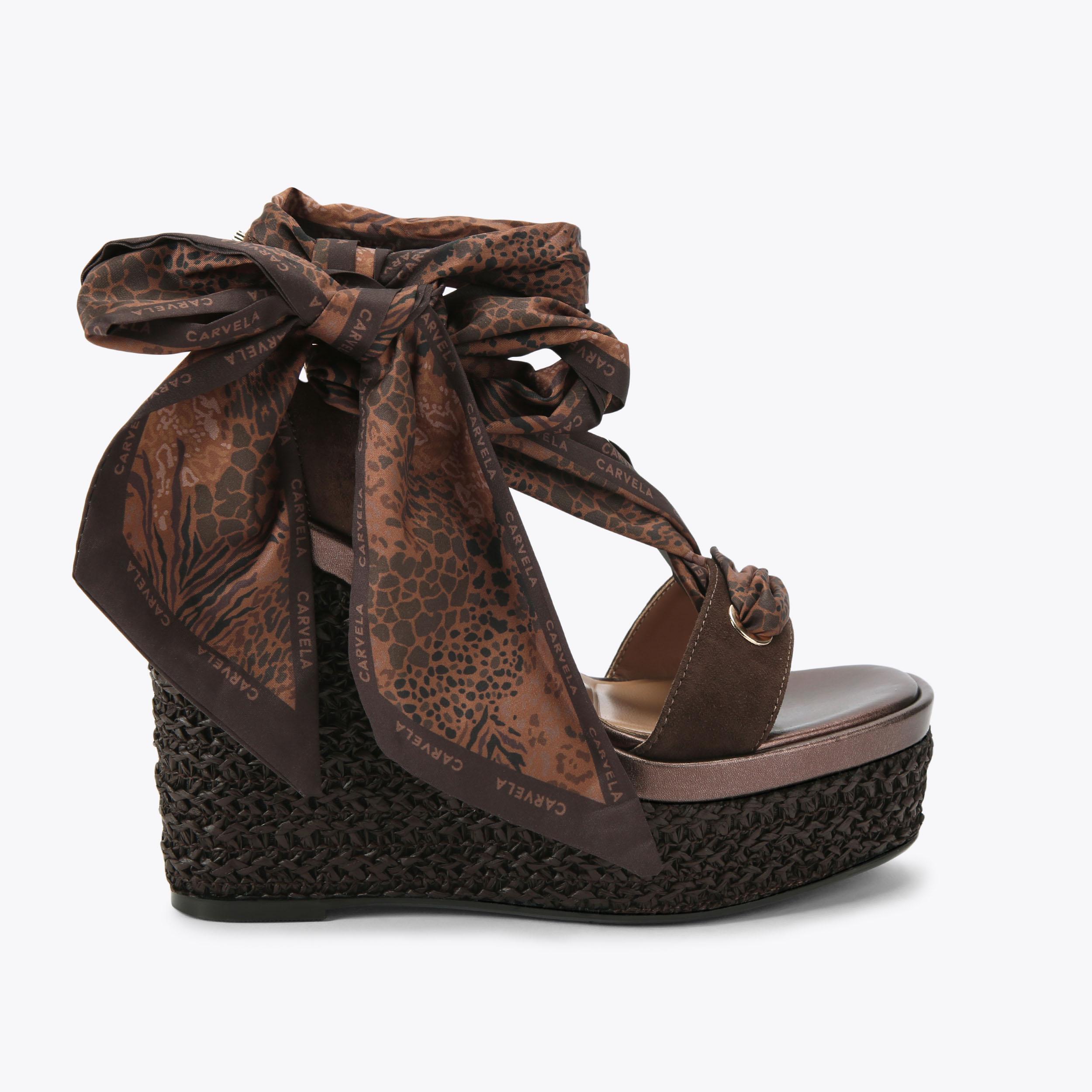 極美品 ジャランスリウァヤ Ruffle REPELLO SUEDE UK5 SORRENTO SCARF WEDGE Dark Brown Raffia Wedge Heel by Carvela